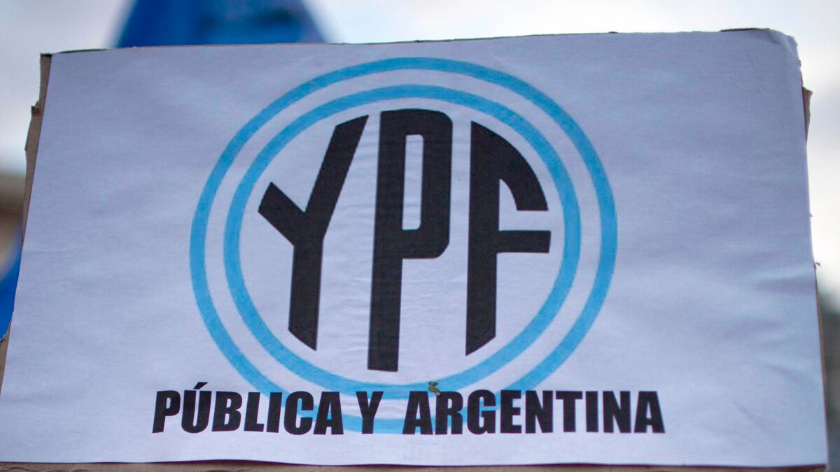 cheats/2012/04/16/argentina-nationalizes-oil-company/argentina-oil-ypf-cs_q50i5i