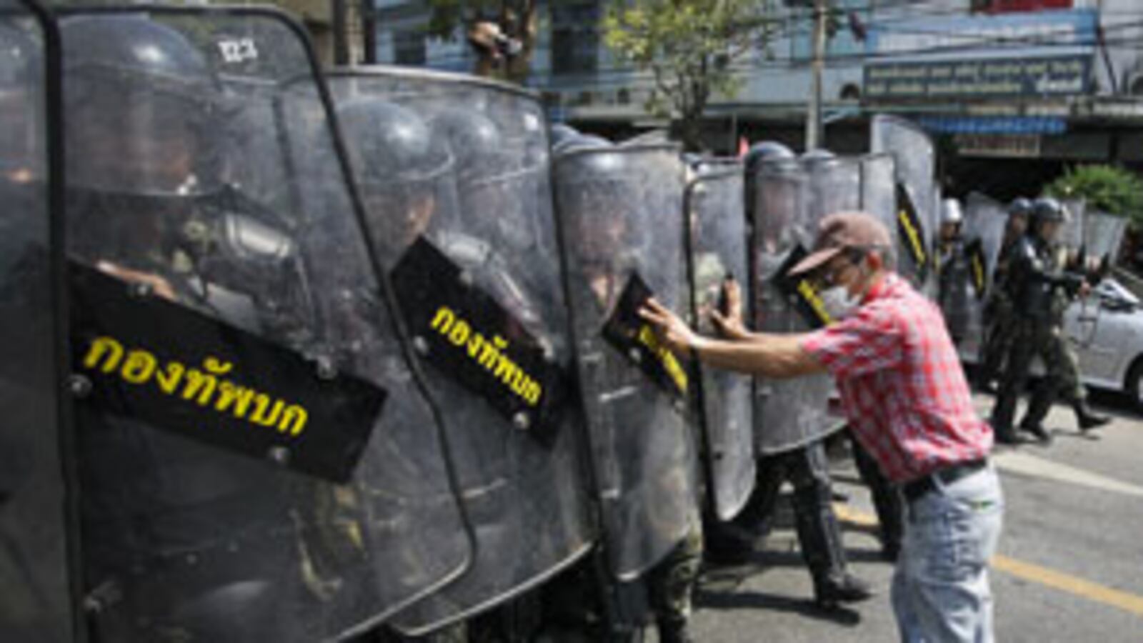 cheats/2010/04/10/thai-protesters-clash-with-police/thai-protesters-clash-with-police_kbpr6p