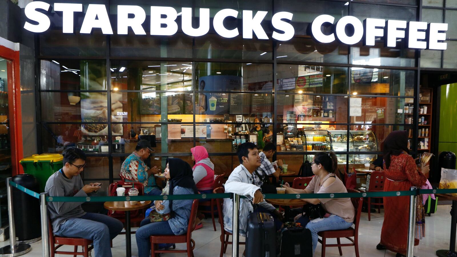 170701-indonesia-muslim-leader-starbucks-cheat_b0iy81