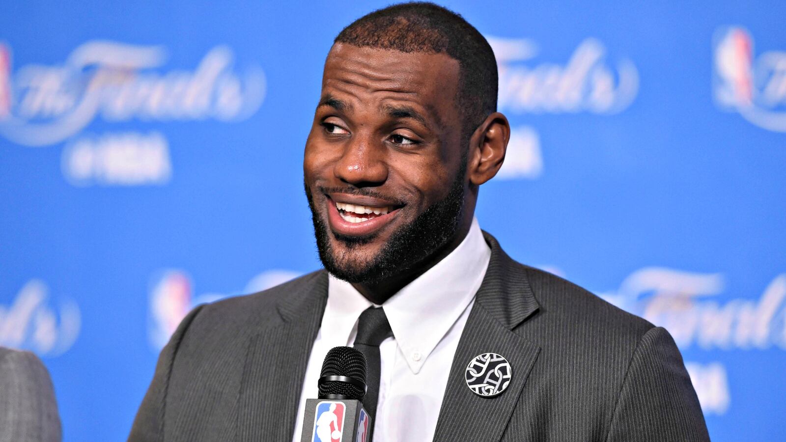 cheats/2016/10/02/lebron-james-endorses-hillary-clinton/161002-lebron-james-hillary-cheat_nhfe6y