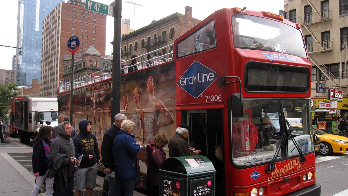 articles/2012/11/02/tourists-in-new-york-flock-to-see-damage-wrought-by-sandy/disaster-tourism-strochlic_ynsa7g