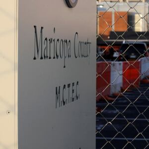 2022-11-12T011255Z_1163402873_RC2ZJX976K0Z_RTRMADP_3_USA-ELECTION-ARIZONA_ivzs9x