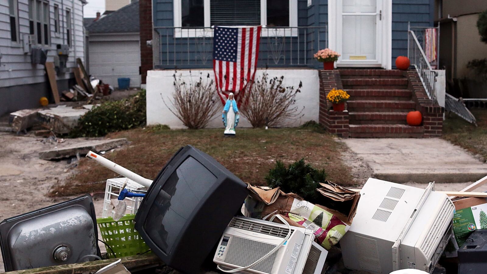 articles/2012/11/04/hurricane-sandy-won-t-bring-a-mold-epidemic/hurricane-mold-sepkowitz_vsfb2t