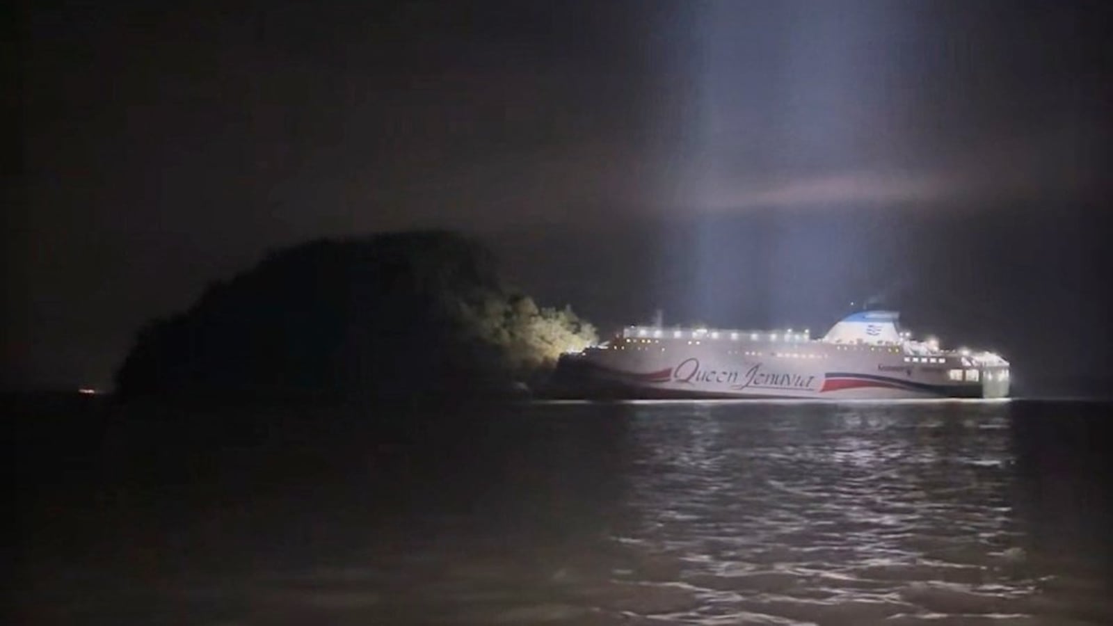A Korean ferry containing 267 people was evacuated after running aground.
