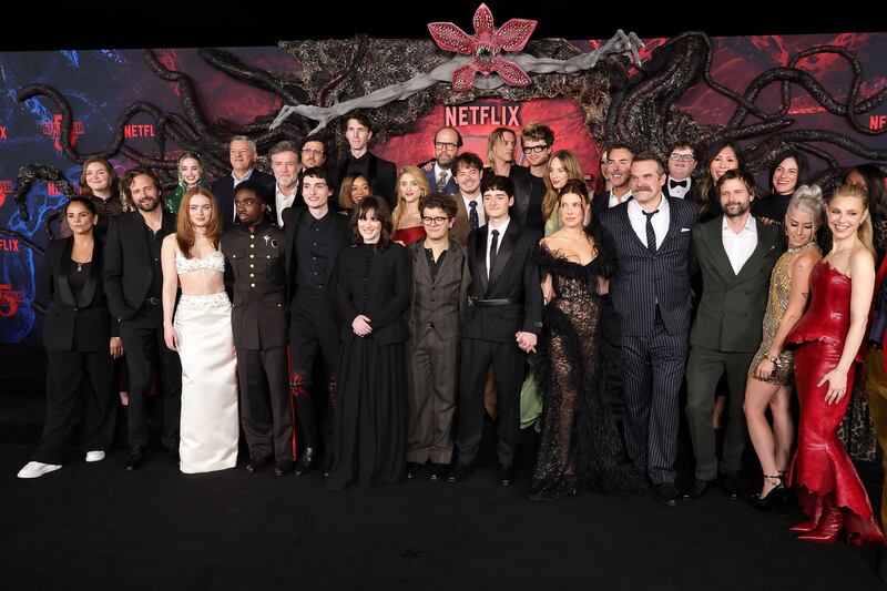 The Stranger Things cast and cew pose for a picture at the premier for season five