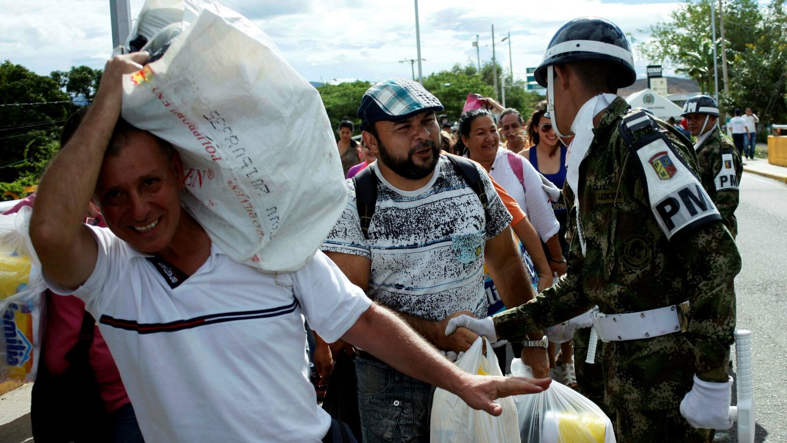 cheats/2016/07/17/venezuelans-flock-to-colombia-as-border-reopens/160717-venezuela-colombia-cheat_cgigms