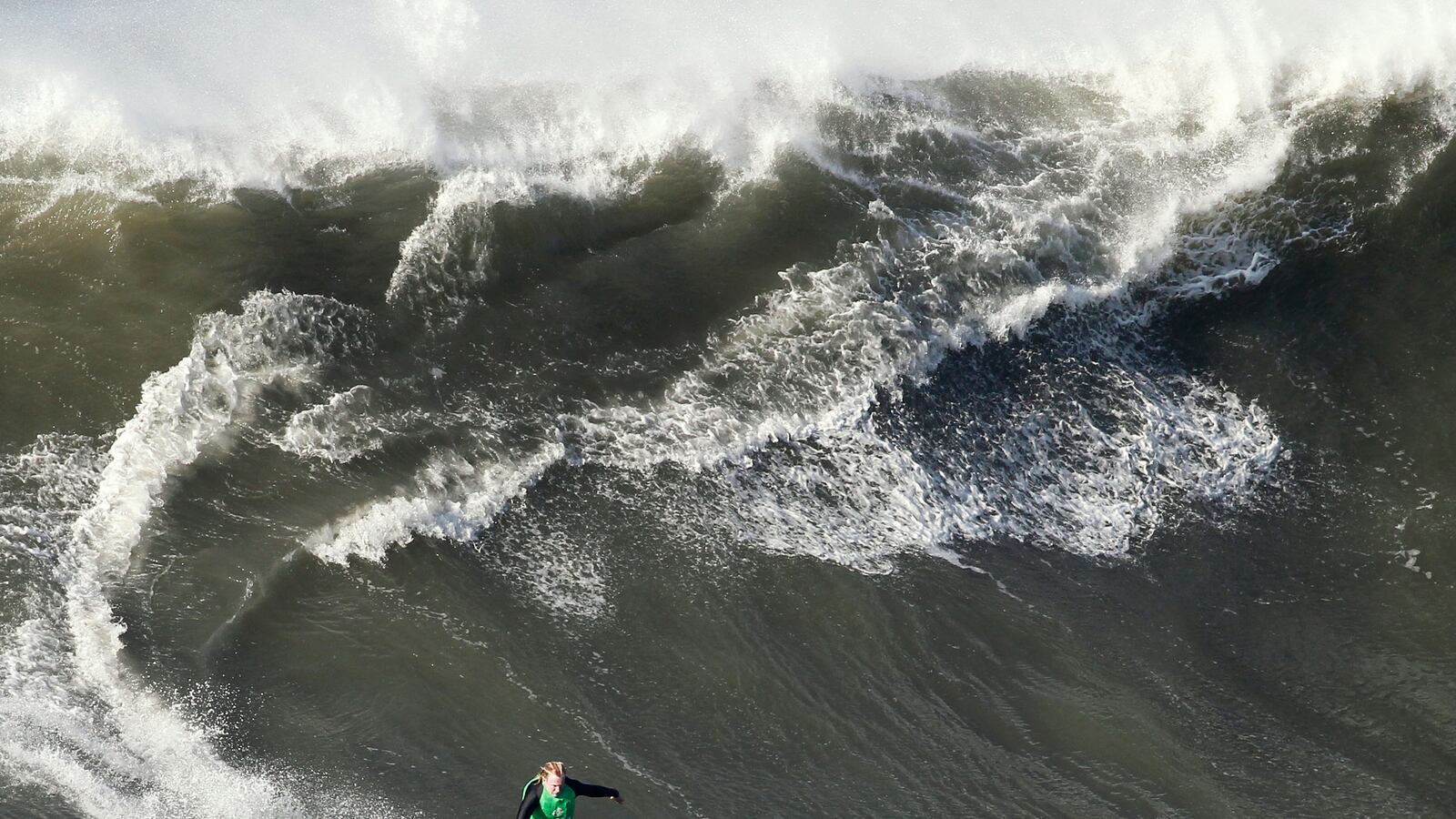 cheats/2013/01/29/surfer-rides-100-ft-wave/130129-surf-record-portugal-cheat_rwy1jb