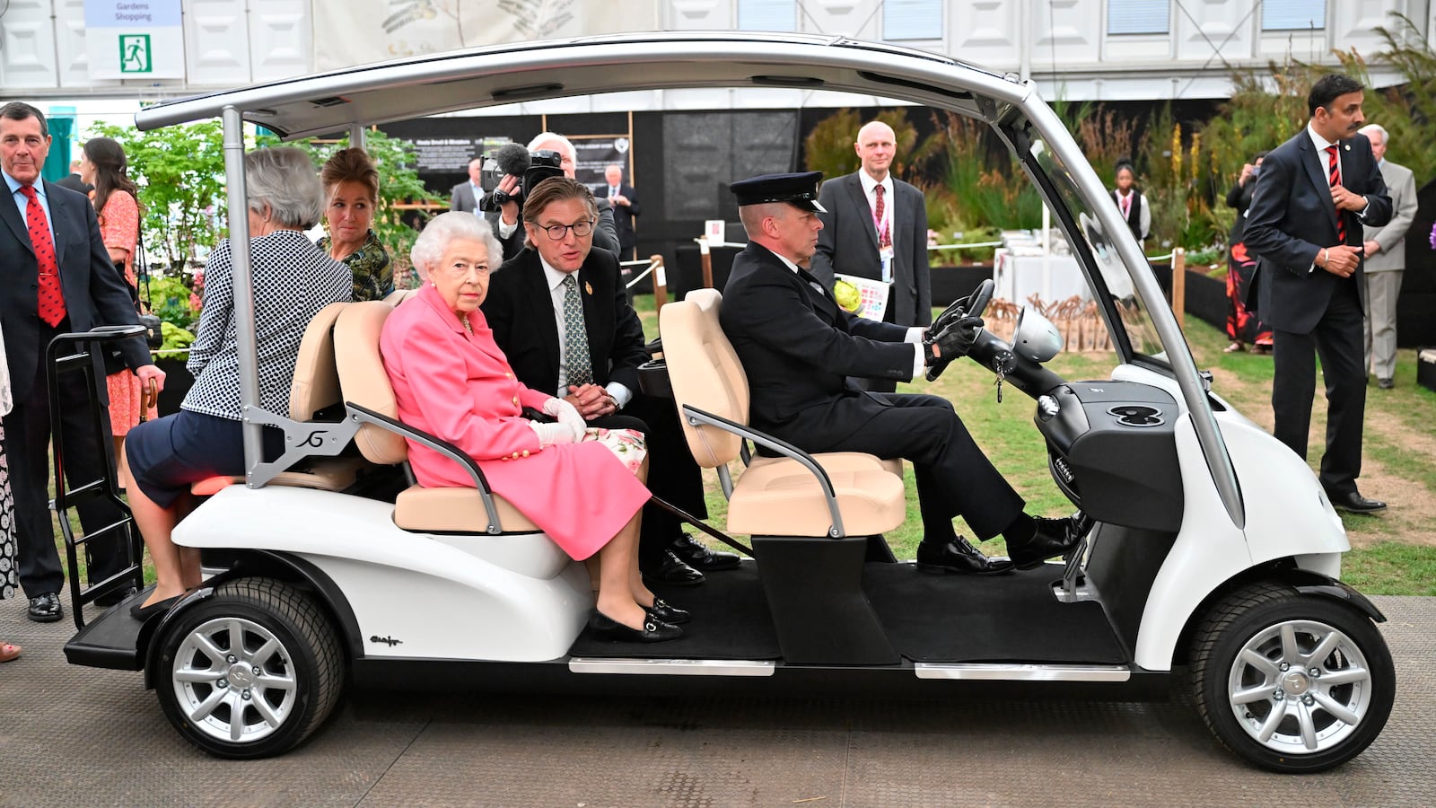 220523-queenmobile-hero_d6khg3