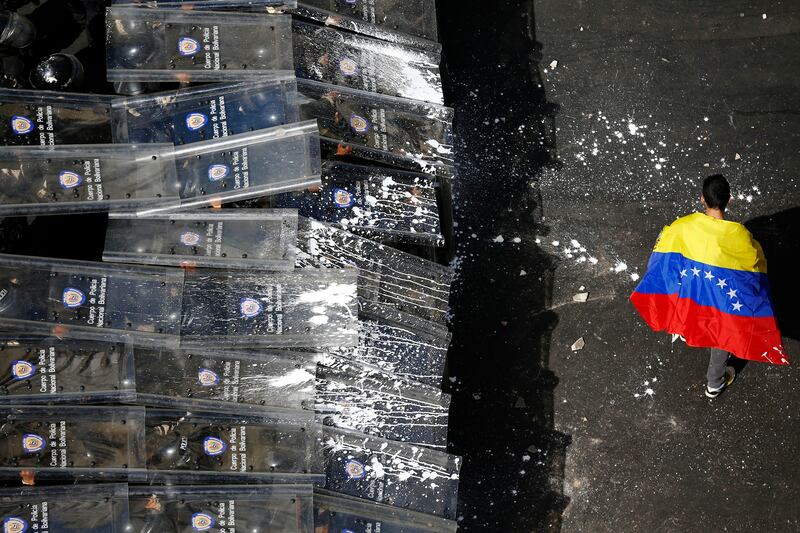 galleries/2014/02/14/venezuela-erupts-in-violence-photos/venezeula-gal-11_srxjeq