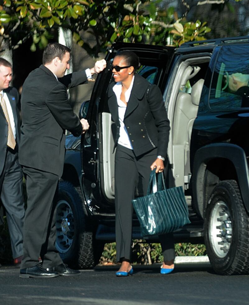 galleries/2011/12/19/margaret-thatcher-hillary-clinton-and-other-famous-handbag-owners-photos/powerful-handbags-michelle-obama_ditoin