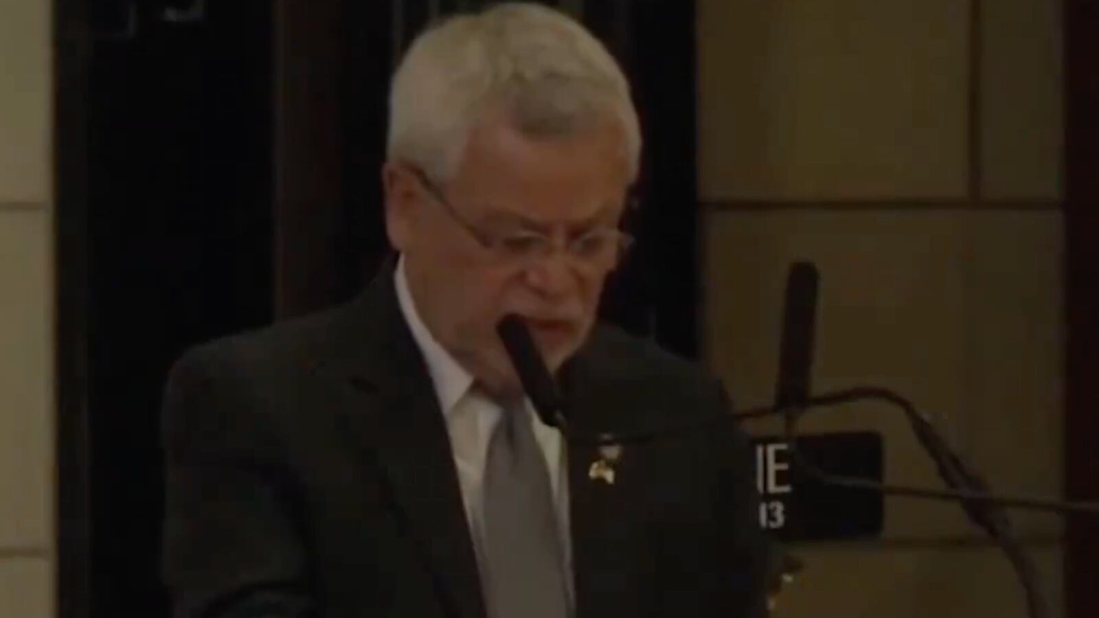 Steve Halloran speaks on the Nebraska Senate floor.