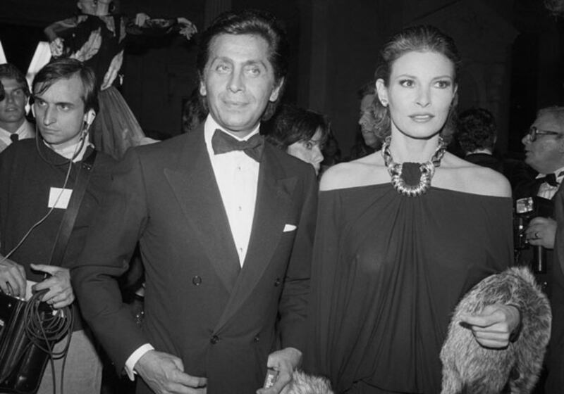 galleries/2009/12/07/valentino-through-the-ages/tymauer--valentino--raquel-welch_qvhwjx