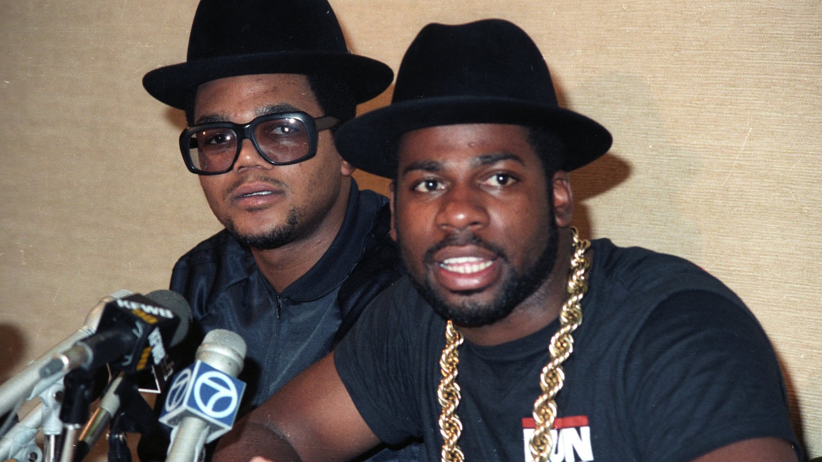 1986-08-18T000000Z_951867810_RP1DRICQRWAA_RTRMADP_3_HIP-HOP-RAP-DMC_1_fehb95