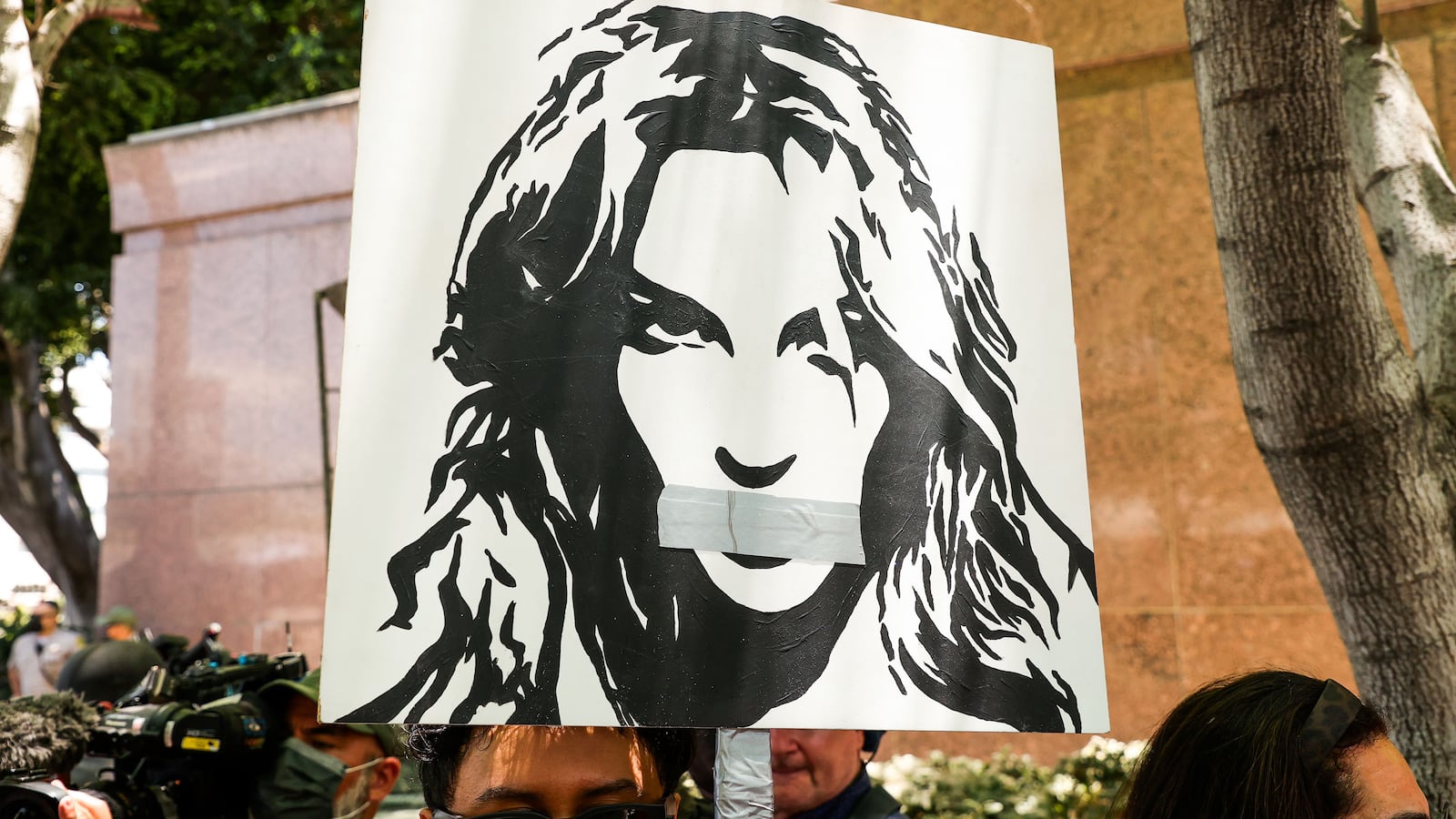 210624-roundtree-britney-tease_yvixum