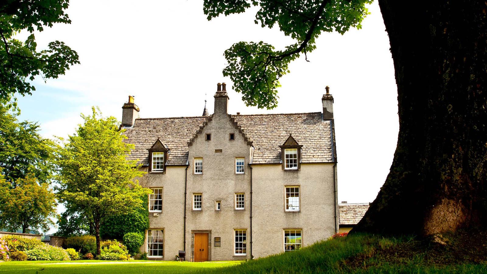 articles/2014/12/03/the-estate-built-by-whisky/141125-macallen-estate-tease_rdif2p