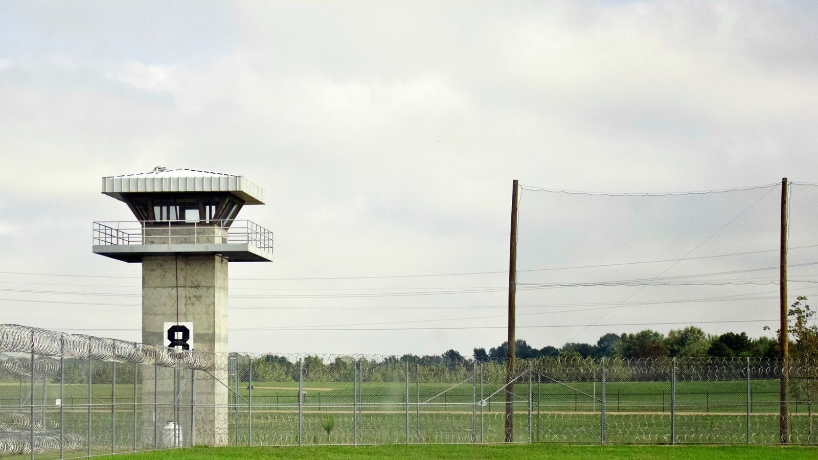 cheats/2016/06/17/booze-causes-disease-outbreak-in-federal-prison/160617-prison-botulism-outbreak-cheat_ppkike