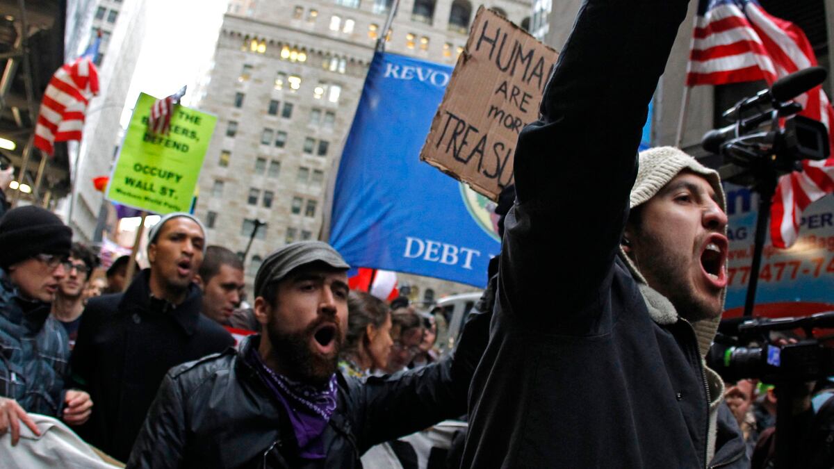 articles/2011/11/17/hundreds-swarm-protests-on-wall-street-many-arrested/occupy-wall-street-massive-rally-arrests-storify_gghdhh