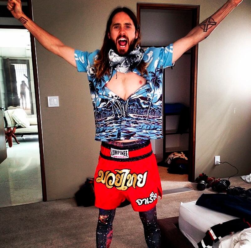 galleries/2014/04/20/miley-cyrus-biden-and-obama-and-the-best-celebrity-selfies-of-the-week/140418-leto-selfie_twxgp9