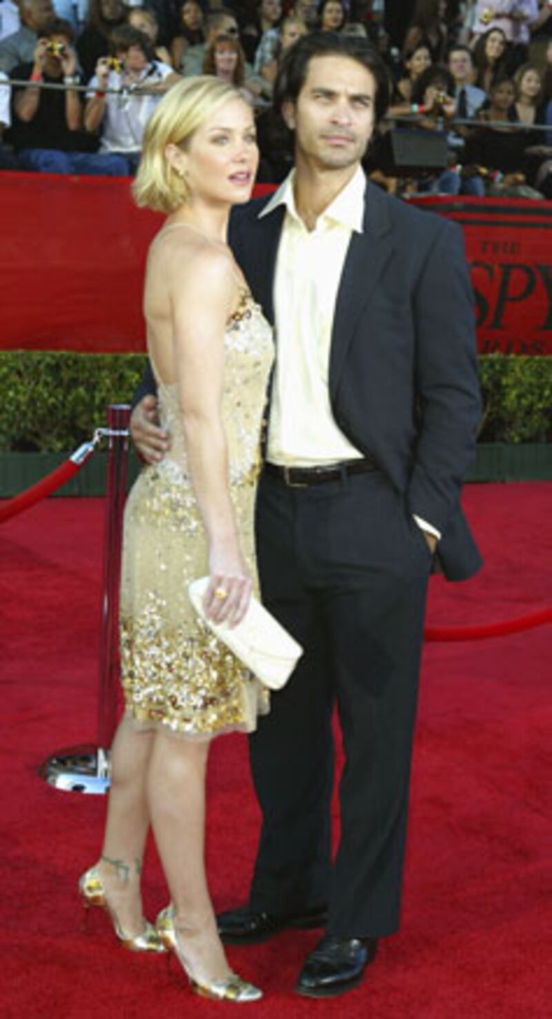galleries/2009/12/18/hollywood-holiday-breakups/celeb-holiday-breakups---applegateschaech_ocaynd