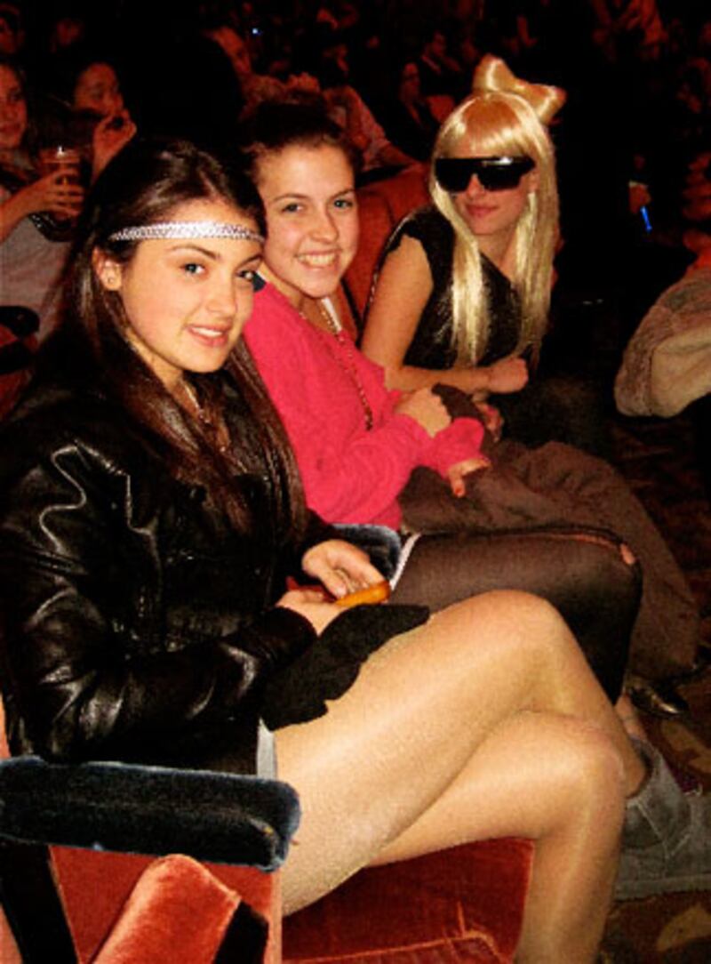 galleries/2010/01/21/lady-gaga-fans-at-radio-city/gaga-fans---11_as6ngx