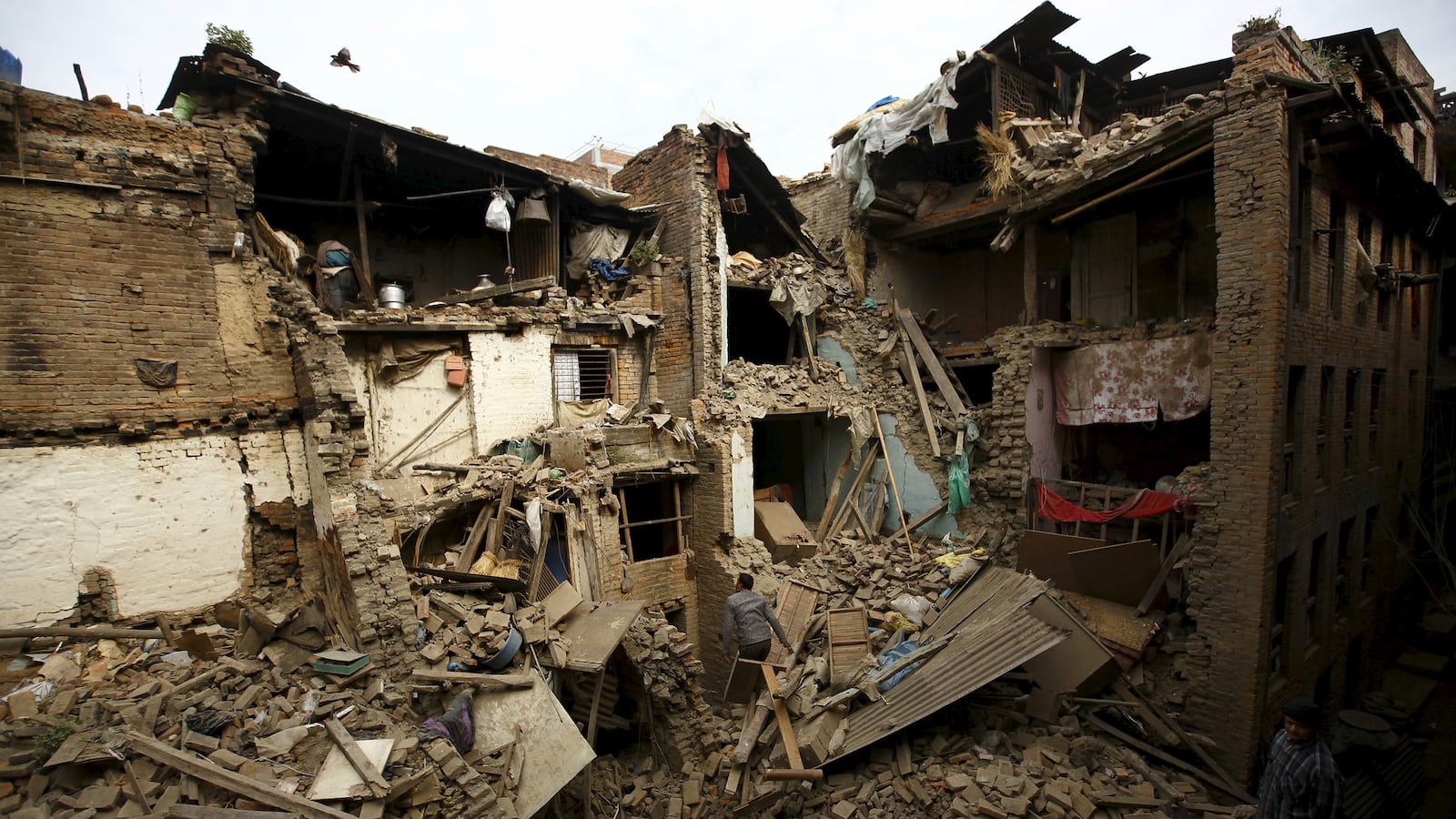 galleries/2015/04/26/aftermath-of-devastating-earthquake-in-nepal-photos/150426-nepal-earthquake-02_sg0arw