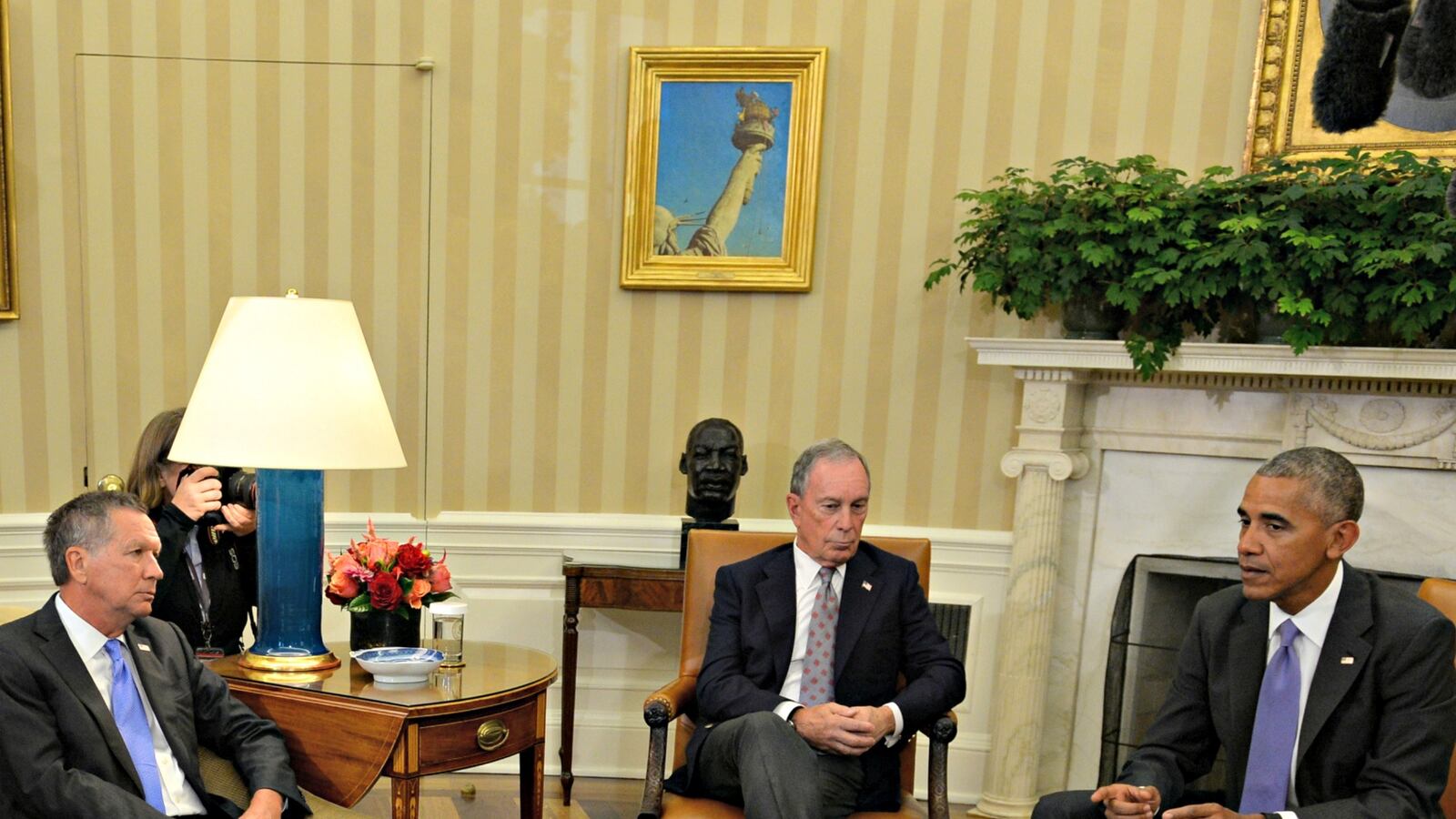 cheats/2016/09/16/obama-recruits-kasich-to-help-sell-tpp/160916-obama-kasich-cheat_gtuarn