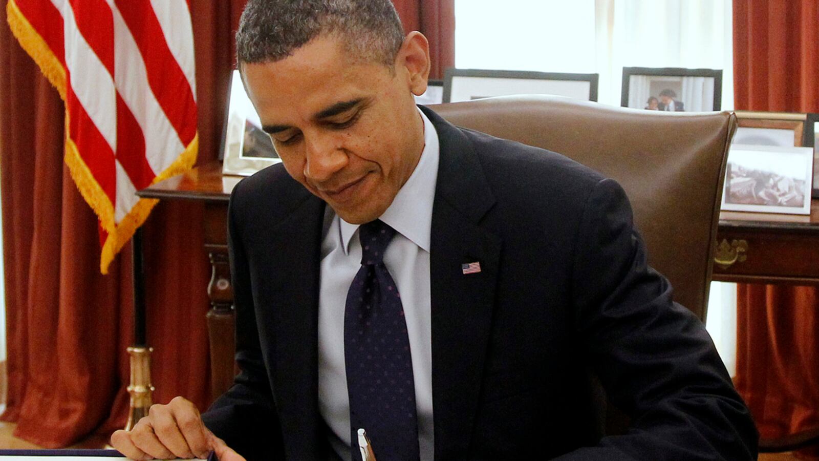 articles/2012/01/04/obama-embraces-signing-statements-after-knocking-bush-for-using-them/obama-signing-statements-lake_bvkdoy