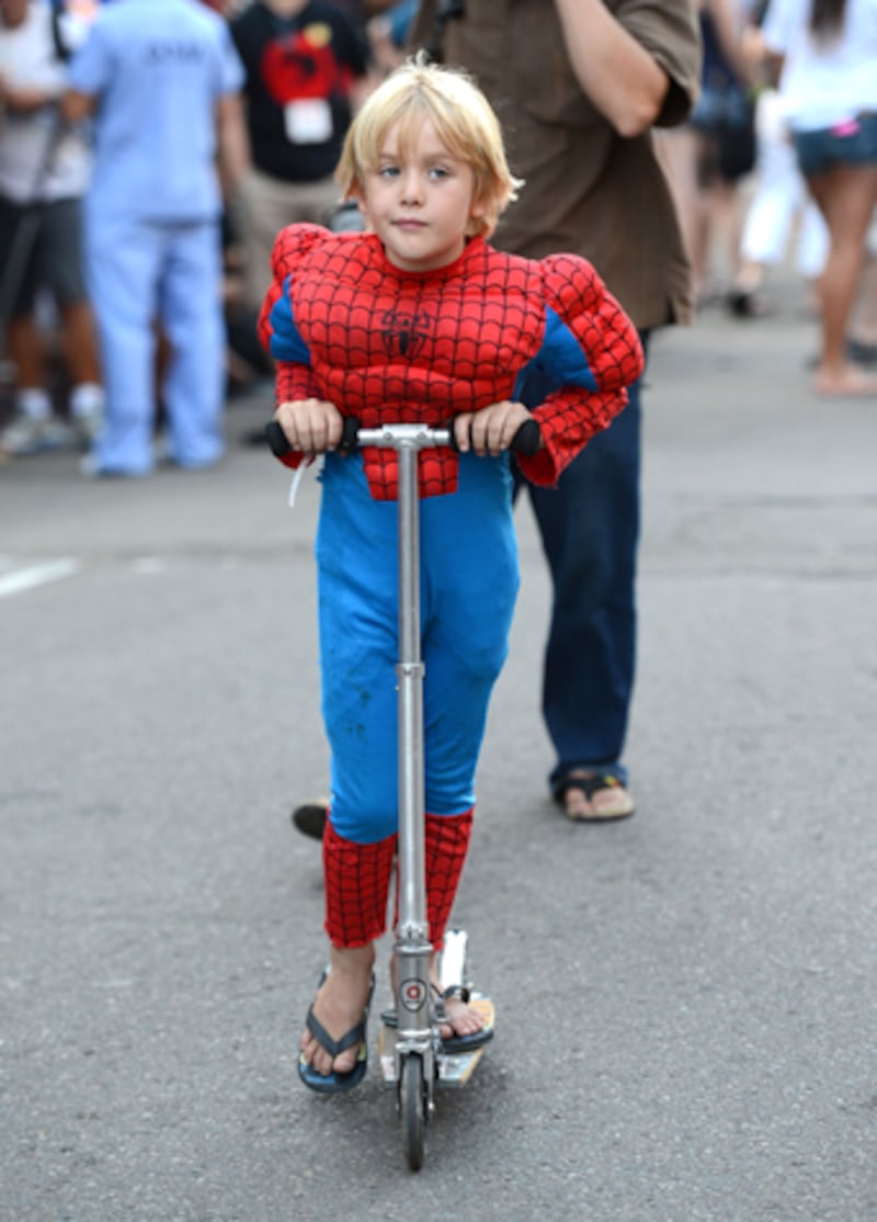 galleries/2012/07/16/the-craziest-costumes-from-comic-con-2012-photos/comic-con-costumes-spiderkid_objzsk