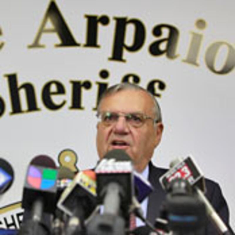 articles/2010/08/04/arizona-sheriff-joe-arpaio-flouts-feds-in-immigration-probe/roth-arpaio_117945_iyeie4