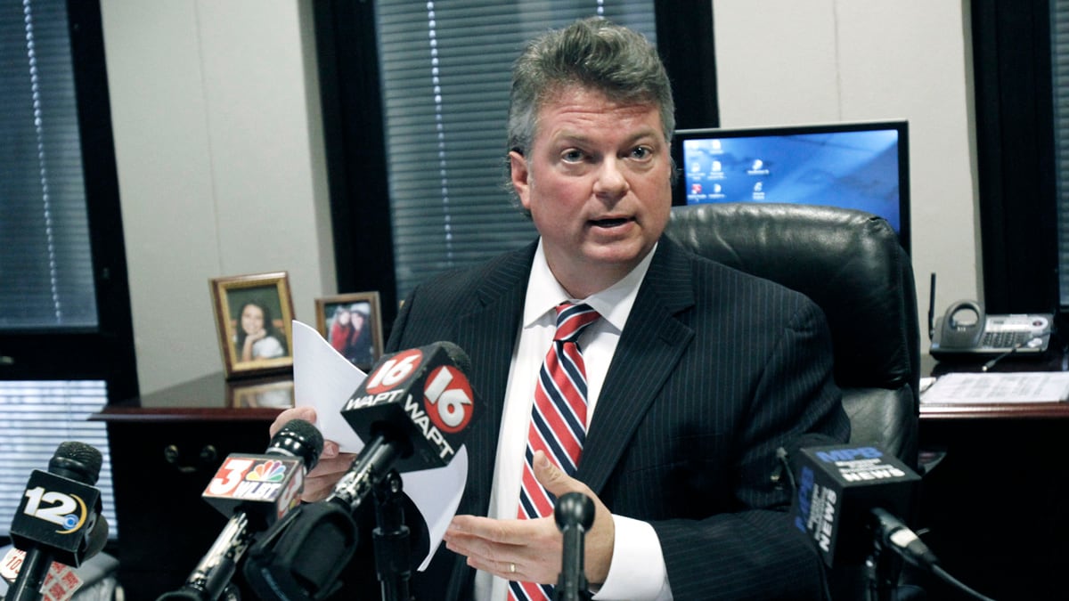 cheats/2012/01/12/judge-blocks-21-mississippi-pardons/jim-hood-blocks-barbour-pardons-cheat_dgwss2