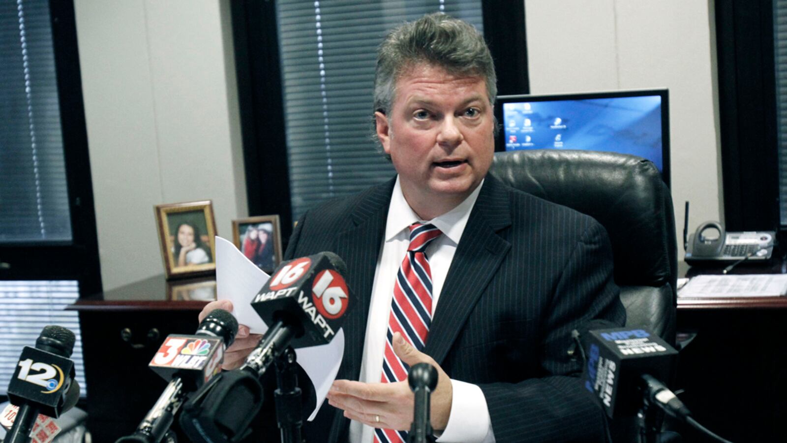 cheats/2012/01/12/judge-blocks-21-mississippi-pardons/jim-hood-blocks-barbour-pardons-cheat_dgwss2