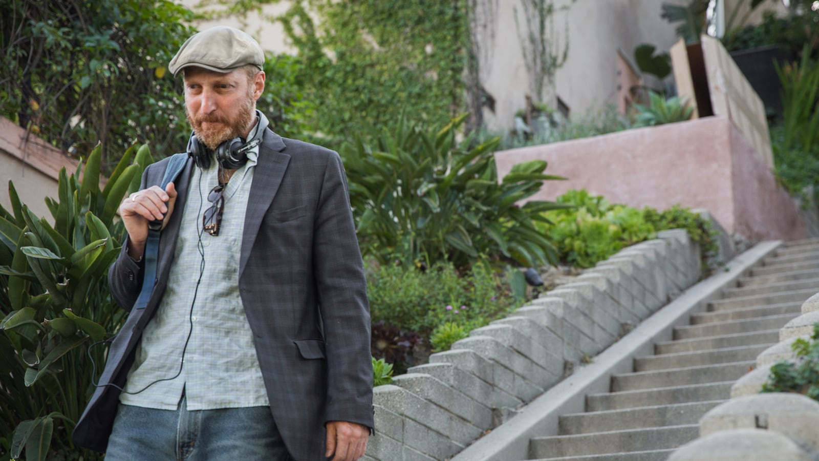 articles/2015/08/17/p-g-wodehouse-meets-piers-morgan-in-jonathan-ames-new-starz-series-blunt-talk/150811-starz-ames-tease_ujwmn7