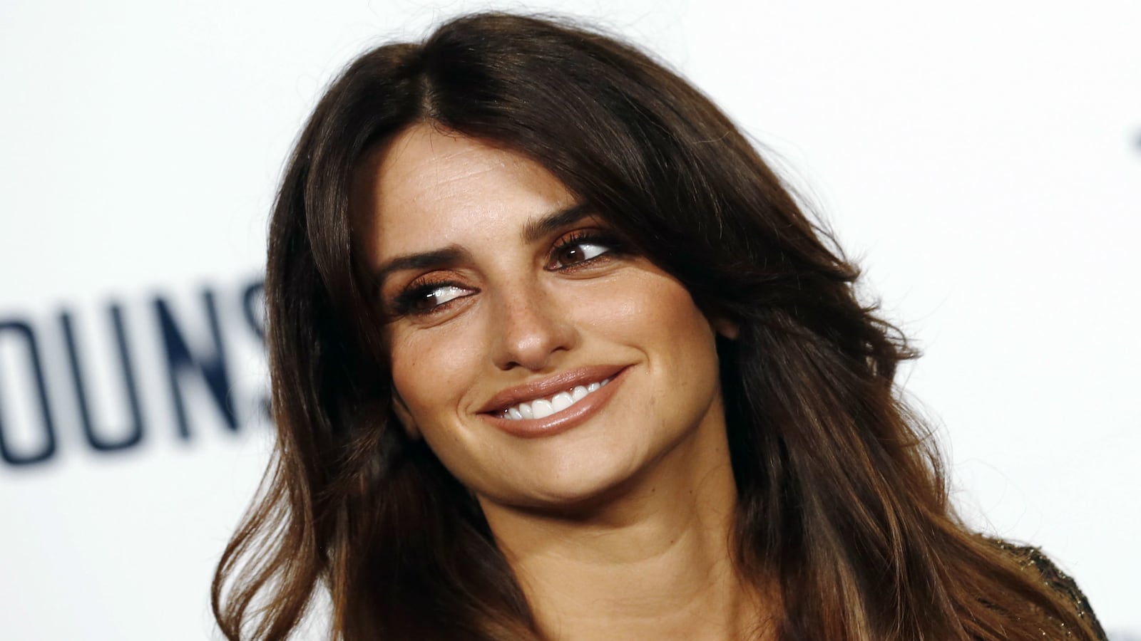cheats/2014/10/13/penelope-cruz-esquire-s-sexiest-woman-alive/141013-penelope-cruz-cheat_xtxgsq