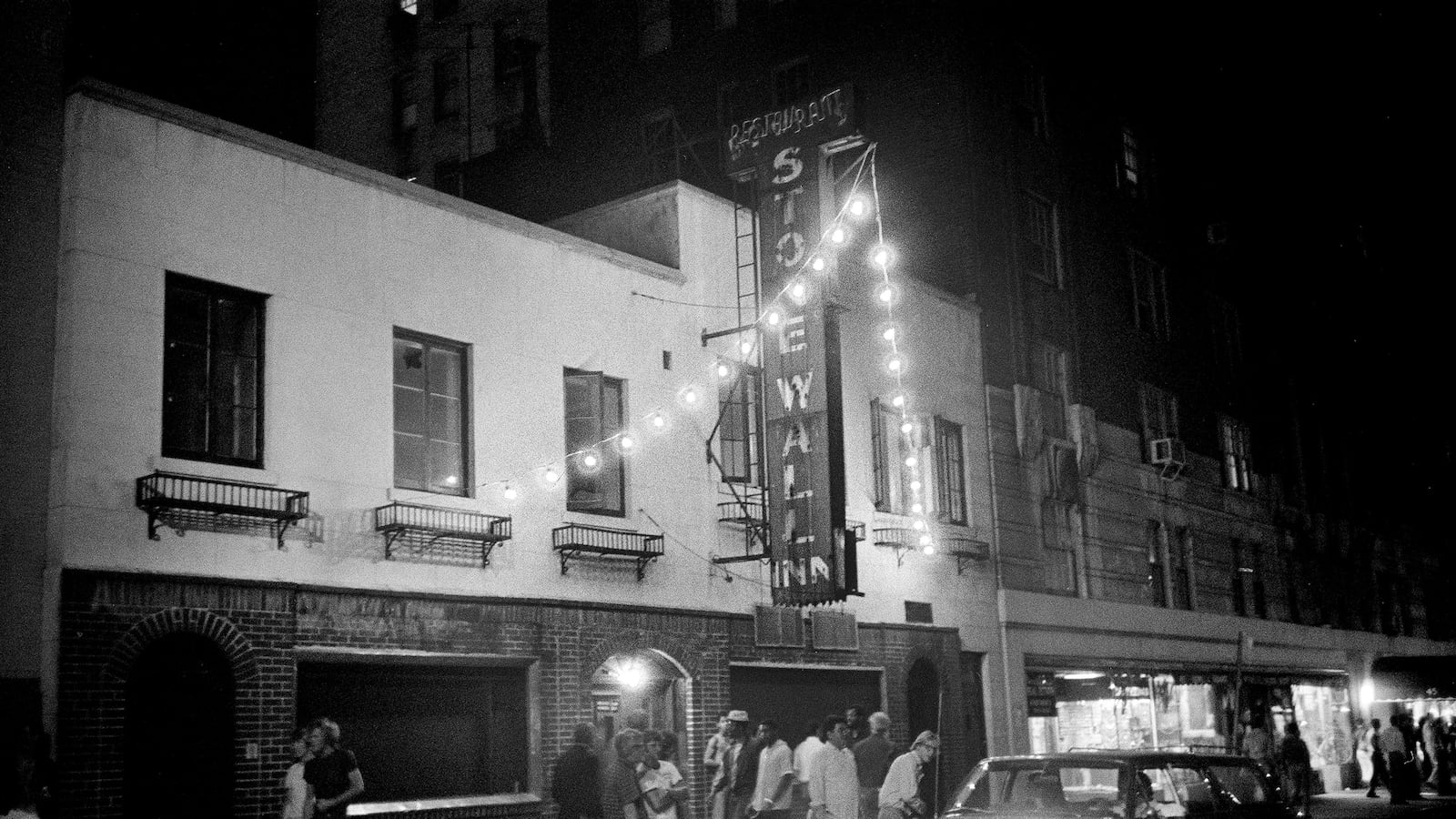 articles/2014/12/28/the-bars-that-made-america-great/141226-strochlic-historic-bars-tease_tlp7w7