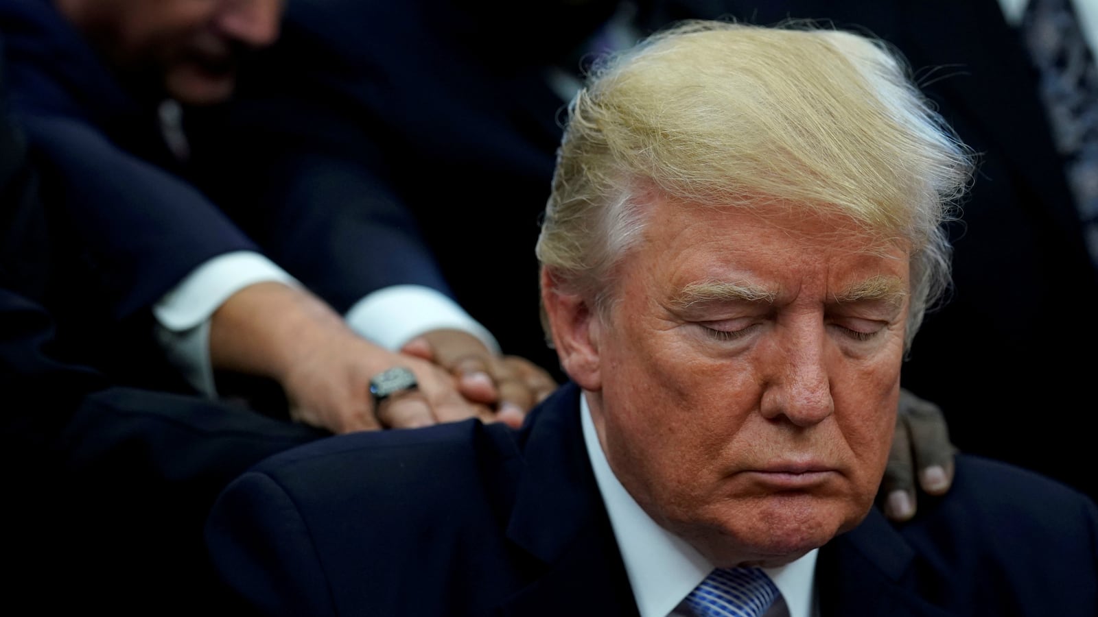 170914-trump-reso-cheat_cj2j0l