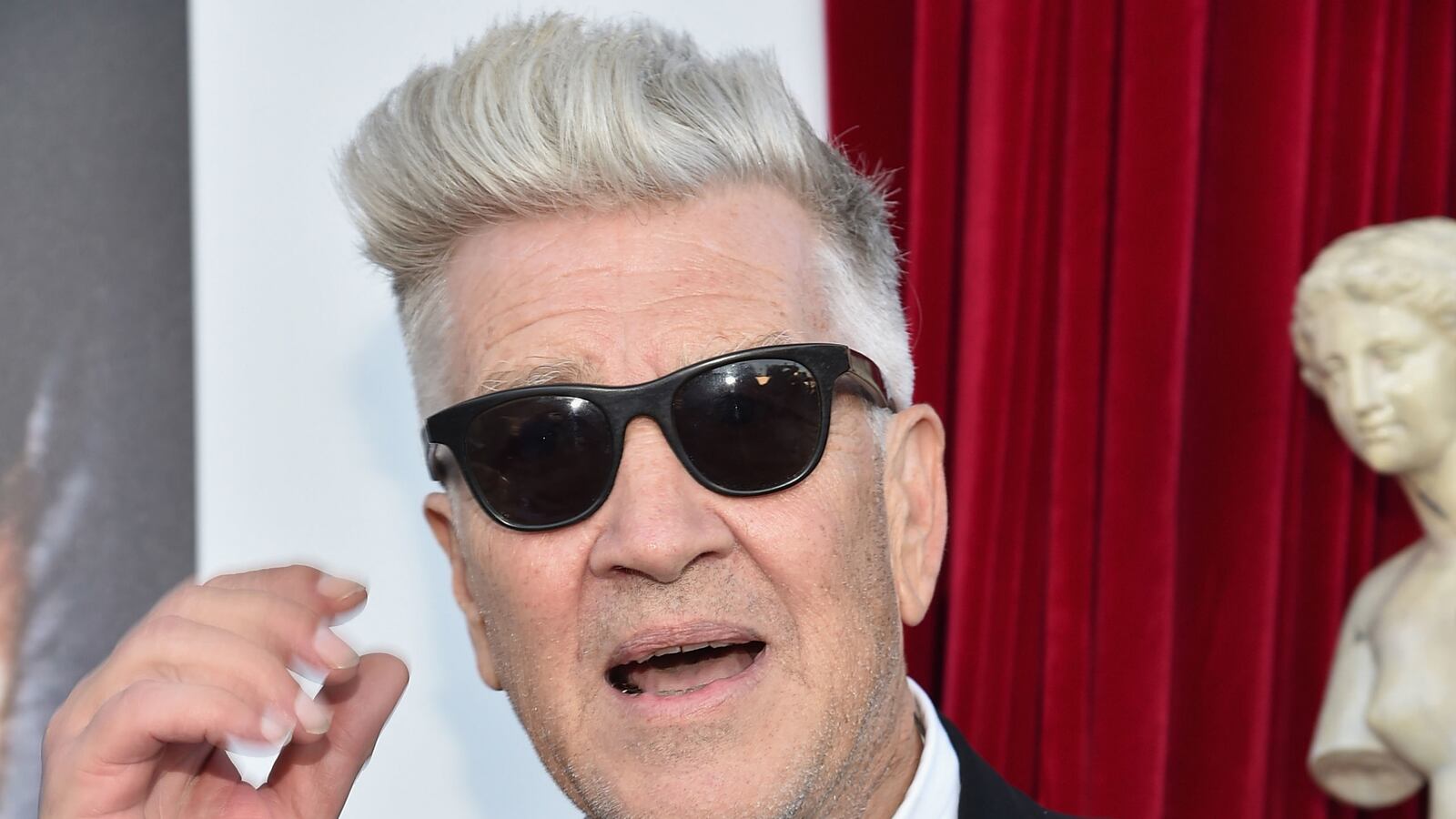 cheats/2014/10/06/twin-peaks-revival-to-return-in-2016/141006-david-lynch-cheat_gjdott