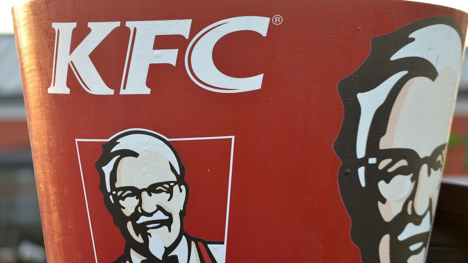 articles/2016/06/23/the-kfc-box-that-charges-your-phone/160623-Place-kfc-box-charges-phones-Tease_xkmmqg