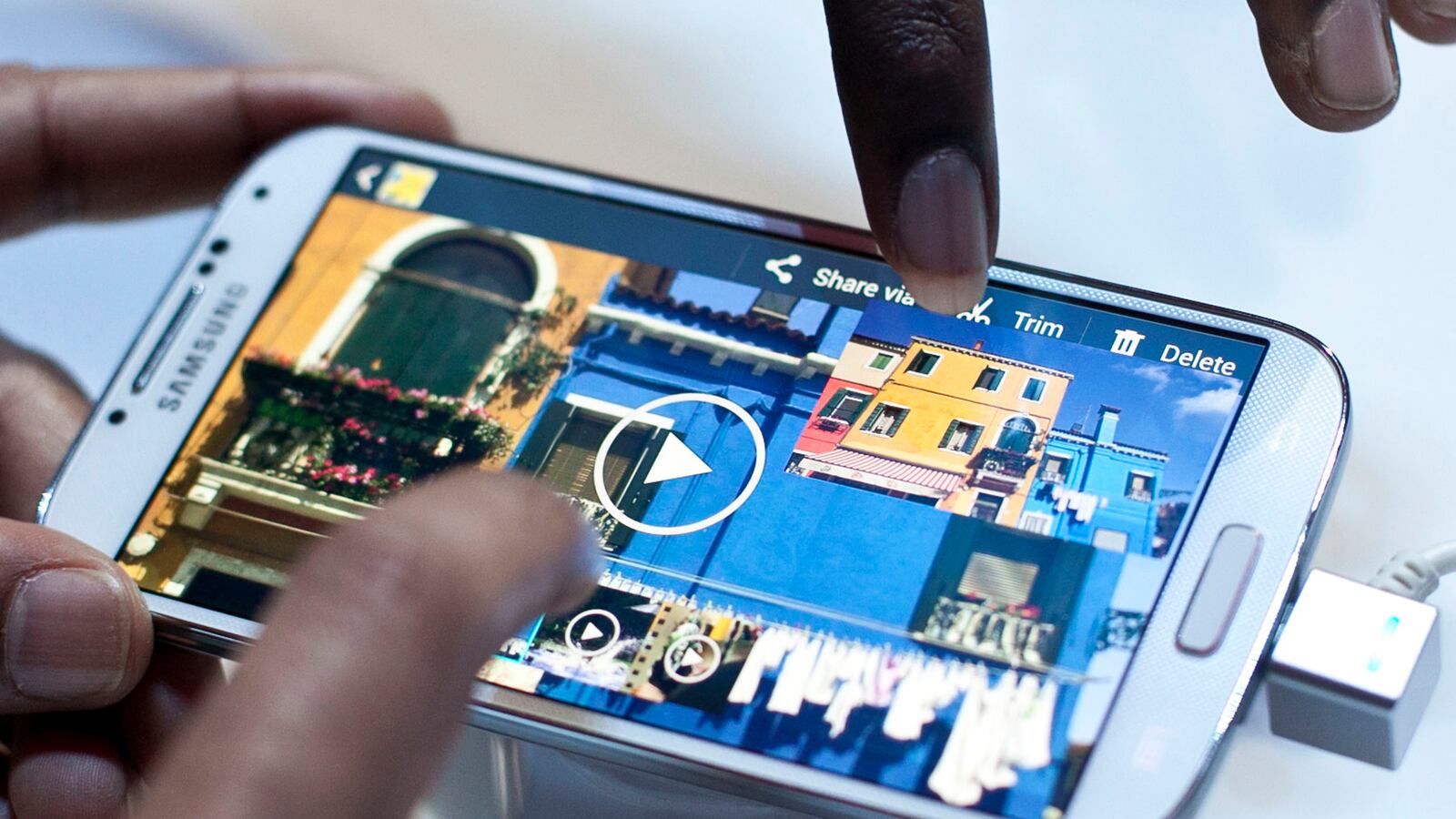 cheats/2013/03/14/samsung-theatrically-unveils-galaxy-s4/130314-new-galaxy-cheat_uxdgx4