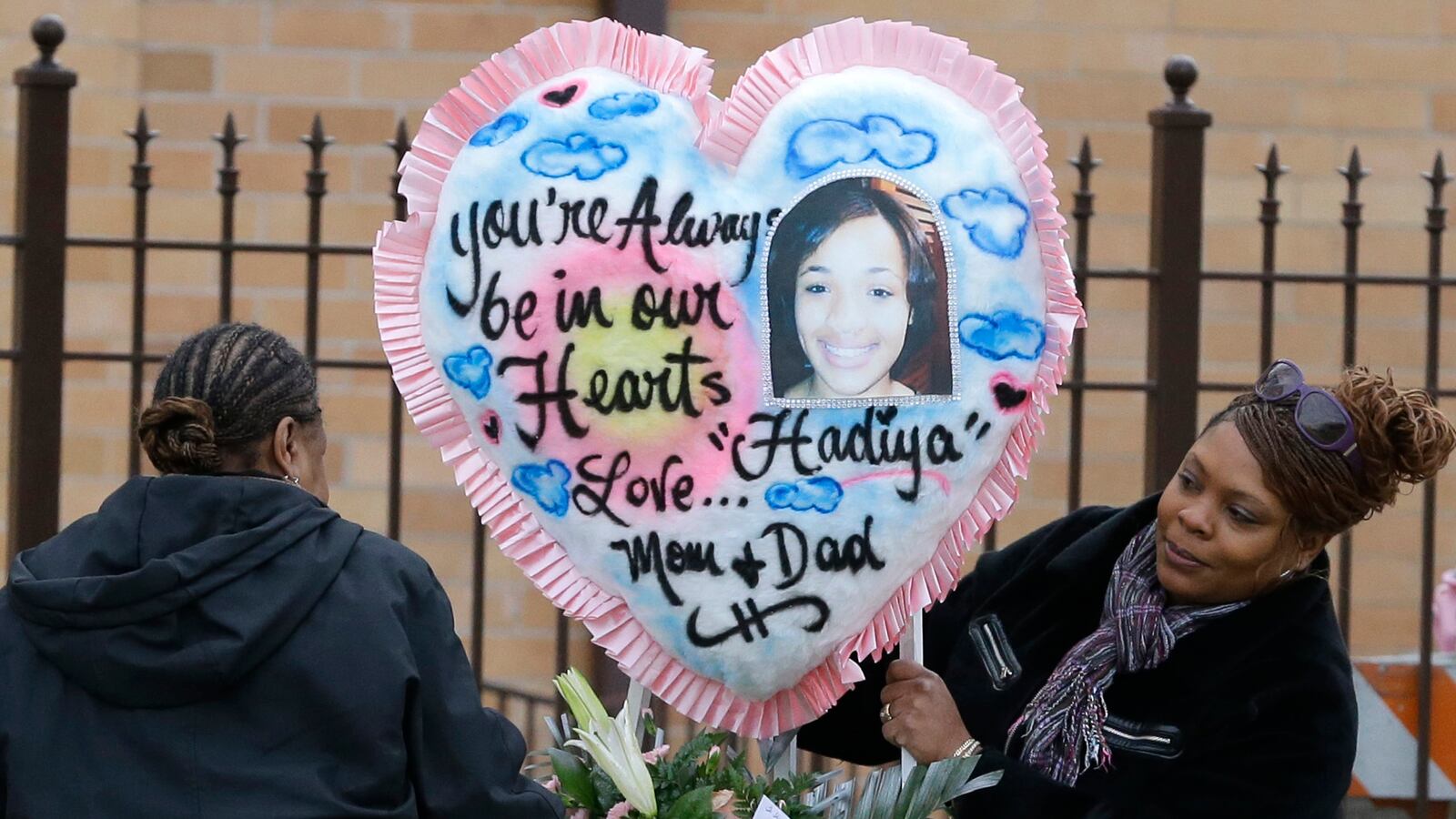 cheats/2013/02/09/mobama-attends-hadiya-pendleton-funeral/130209-mobama-attend-funeral-cheat_mwfhkr