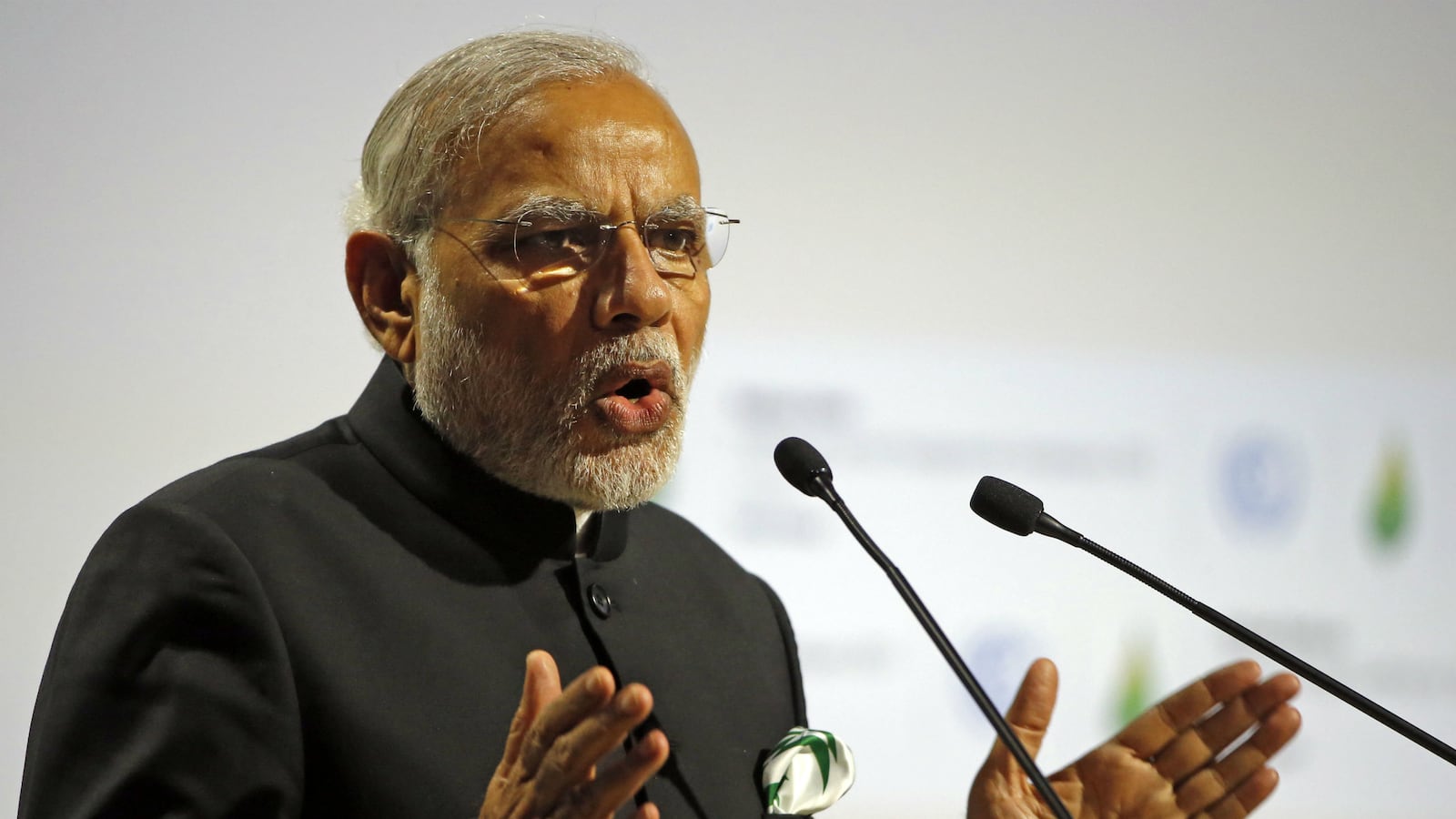 cheats/2015/12/04/doctored-india-pm-image-prompts-backlash/151204-modi-fake-photo-tweet-cheat_fovsnc