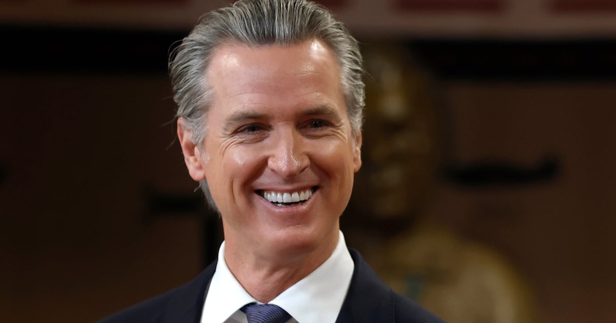 Kameras fangen Newsoms unbezahlbare Reaktion auf Trumps seltsamen Gruß ein