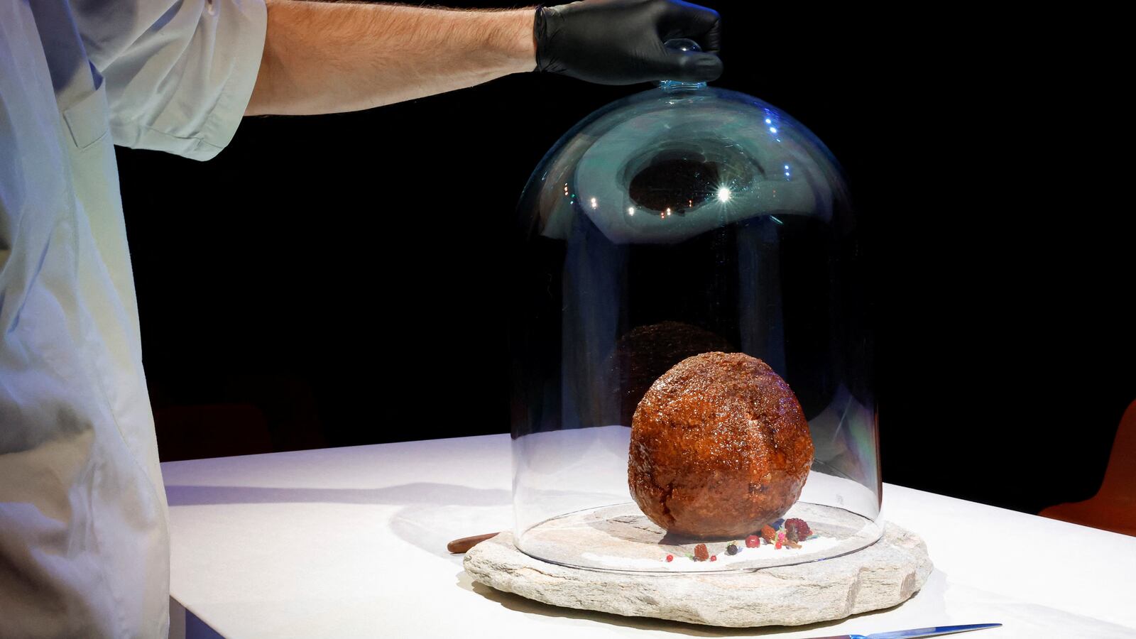 2023-03-28T175110Z_277016805_RC2530AAUR23_RTRMADP_3_NETHERLANDS-MAMMOTH_ywcour