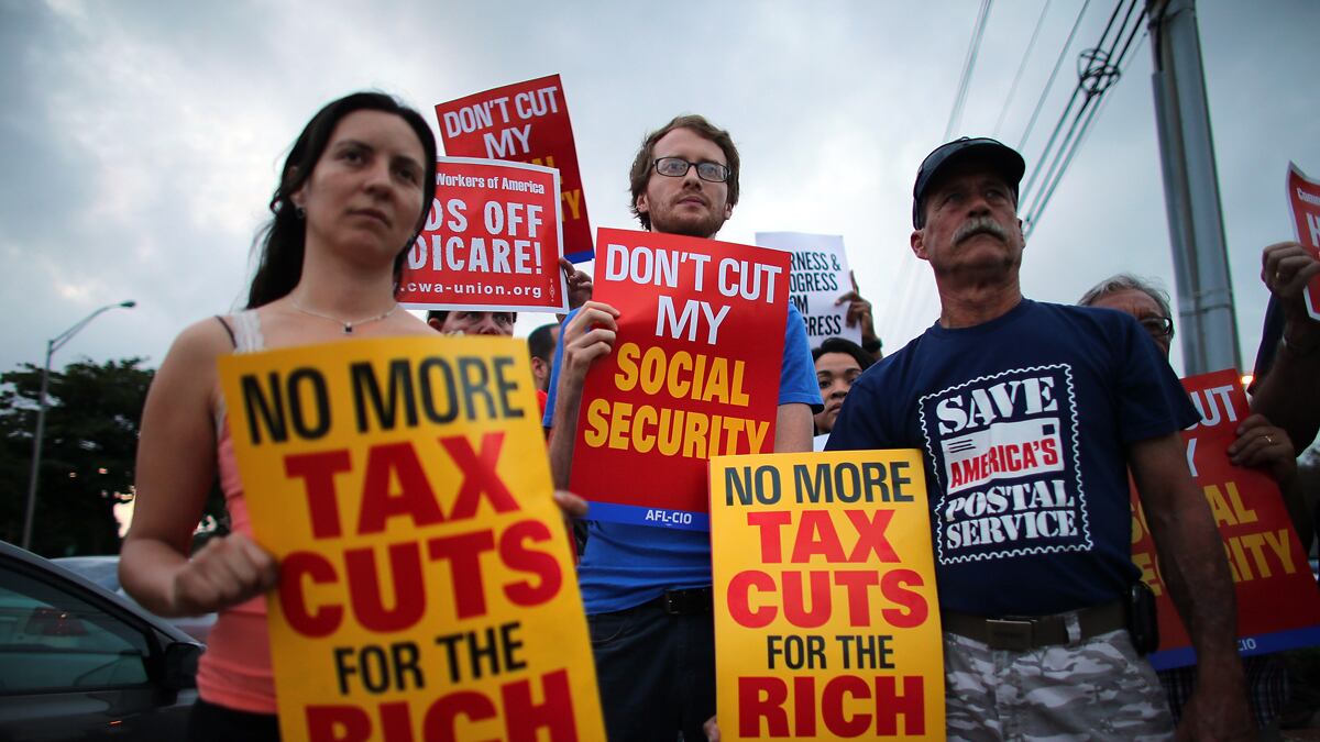 articles/2012/12/19/obama-boehner-congress-need-to-get-fiscal-cliff-deal-done-now/big-fiscal-cliff-avlon_n7aqs6