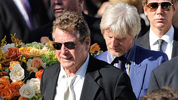 cheats/2009/06/30/mourners-bid-fawcett-farewell/fawcett-funeral_zh7nwf