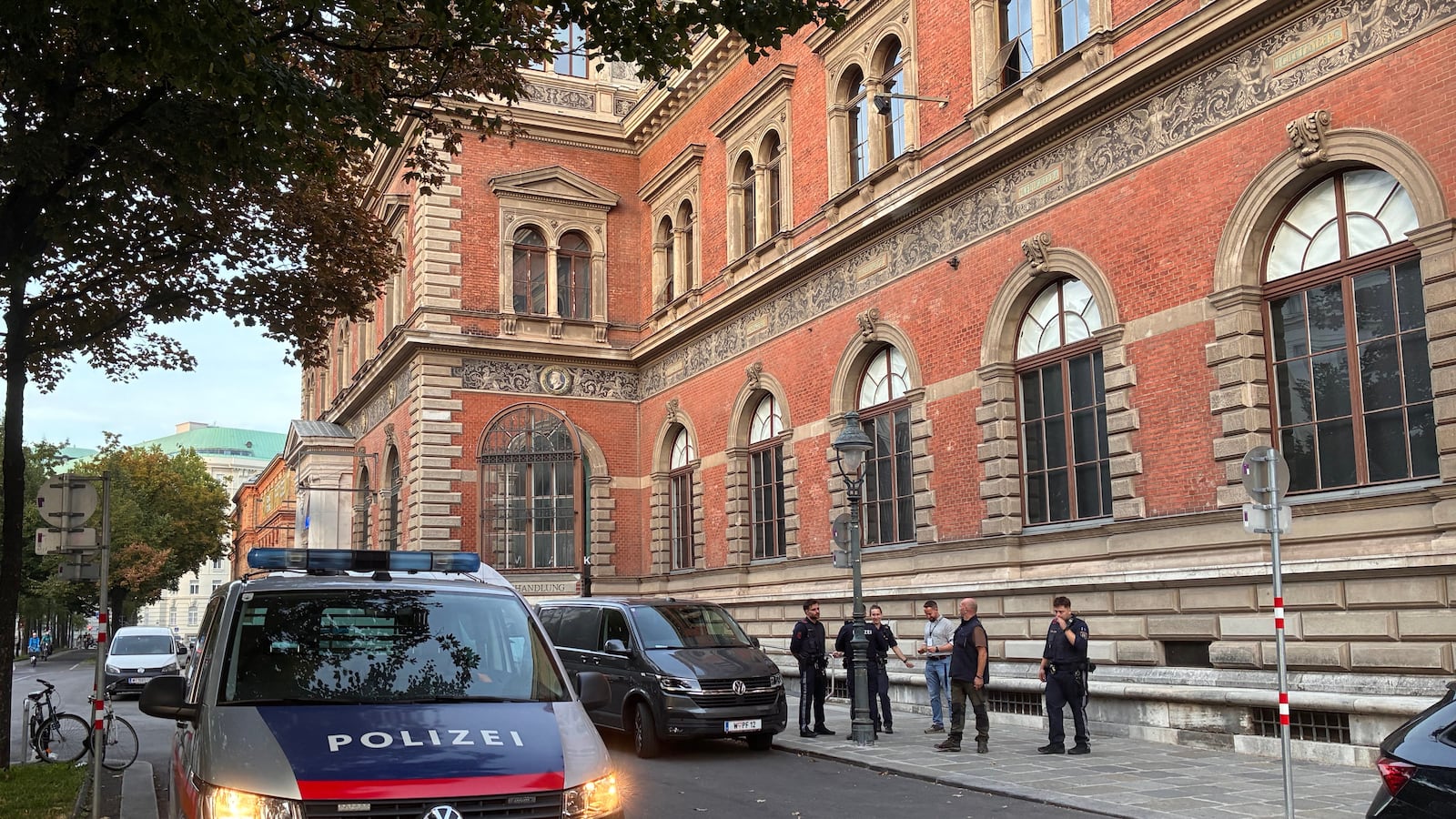 Police officers stand in front of Vienna's Museum of Applied Arts on Aug. 27, 2026, where thieves struck during a jewelry exhibition.