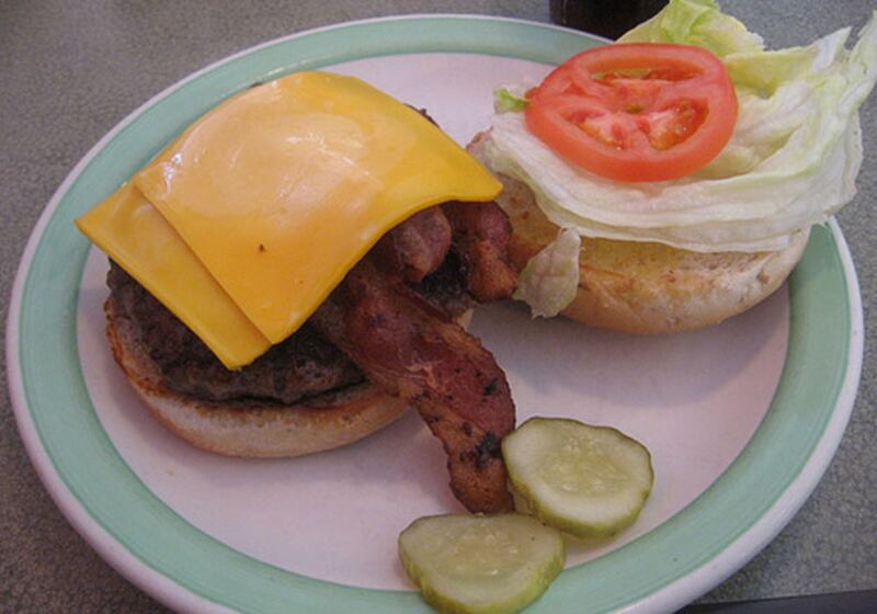 galleries/2010/06/17/40-unhealthiest-burgers/deadliest-burgers---perkins-cheesebuger_wut1fu