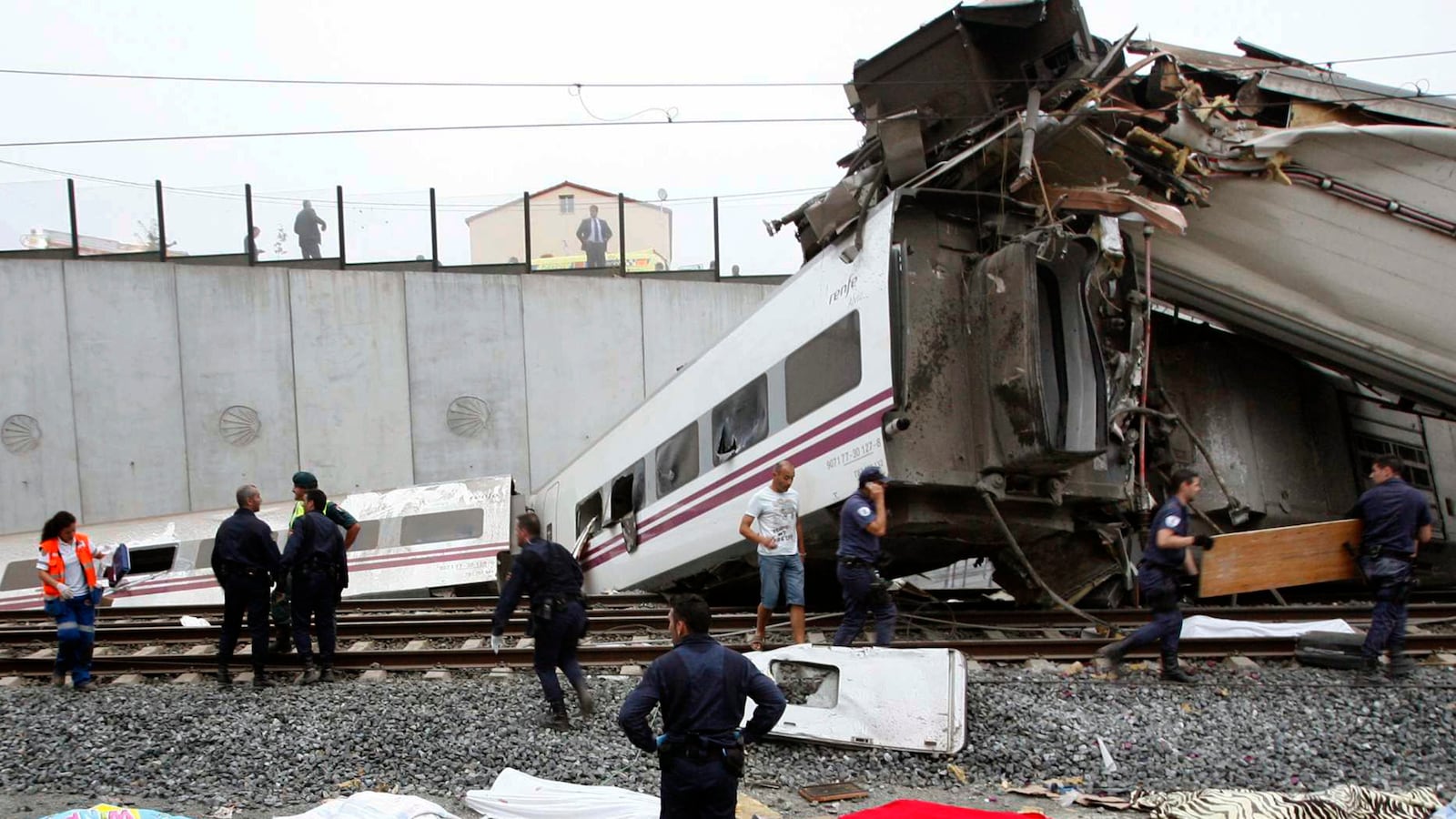 galleries/2013/07/24/dozens-dead-as-train-derails-in-spain-photos/130724-spain-train-5_brsgl8