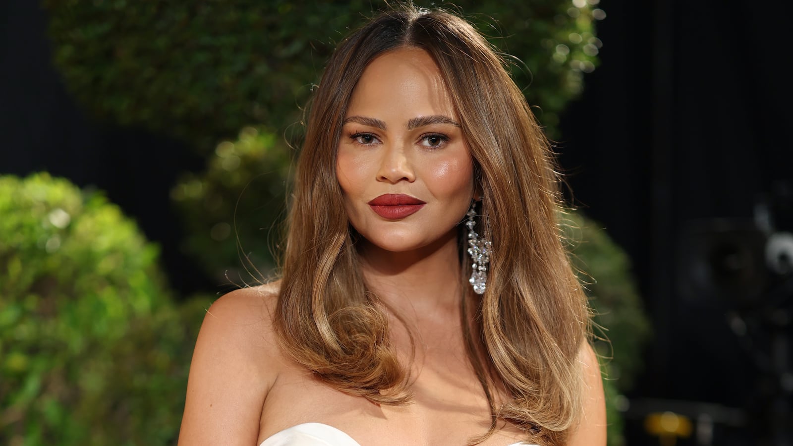 Chrissy Teigen attends the 2025 Vanity Fair Oscar Party Hosted By Radhika Jones at Wallis Annenberg Center for the Performing Arts on March 02, 2025 in Beverly Hills, California.