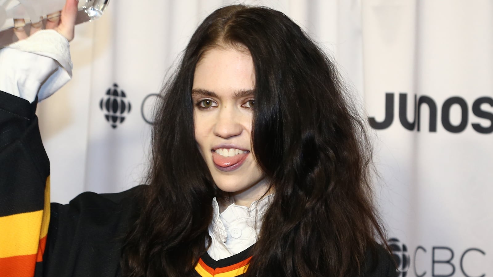 Grimes holding an award at the 2018 Juno Awards