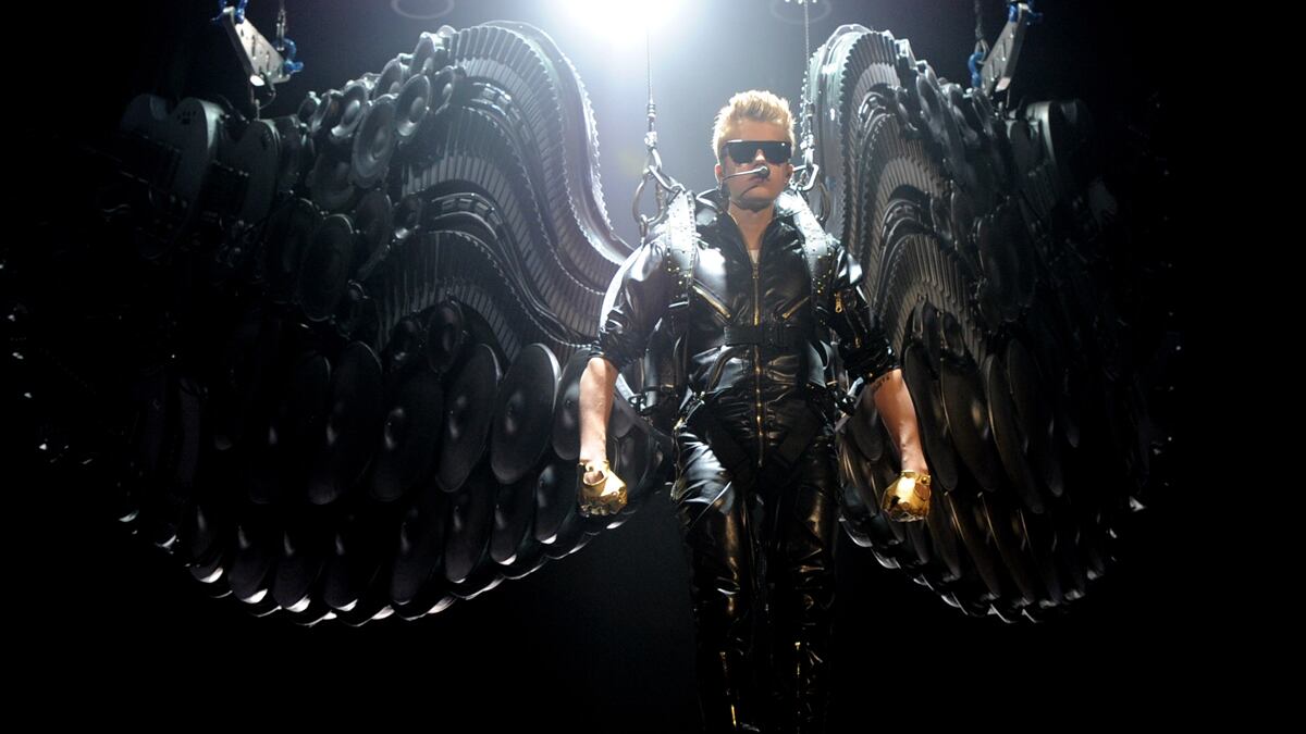 cheats/2012/10/12/bieber-videos-to-hit-the-web/biebs-video-youtube-cheat_yxigdk